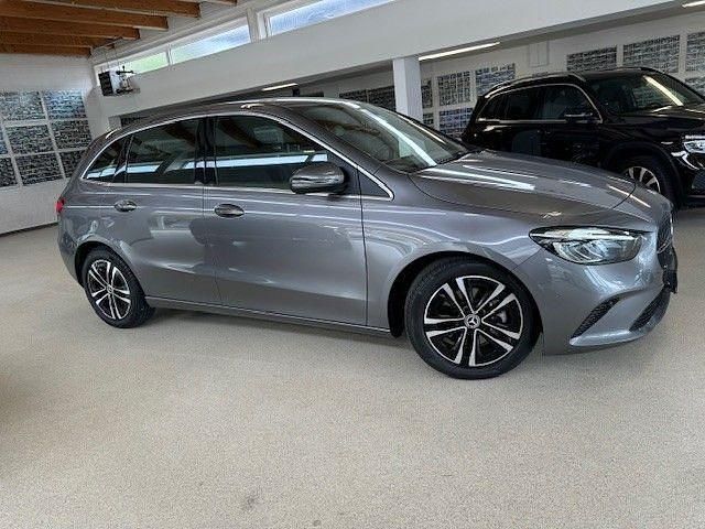 Gebraucht Mercedes B200 Progressive 163 PS (119 kW) 2025 Mountaingrau Kleinwagen