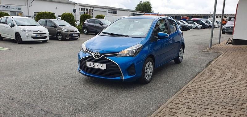 Blau Gebraucht 2016 Toyota Yaris Comfort Limousine | 8.900 € (Fairer Preis) - Bild 1/4
