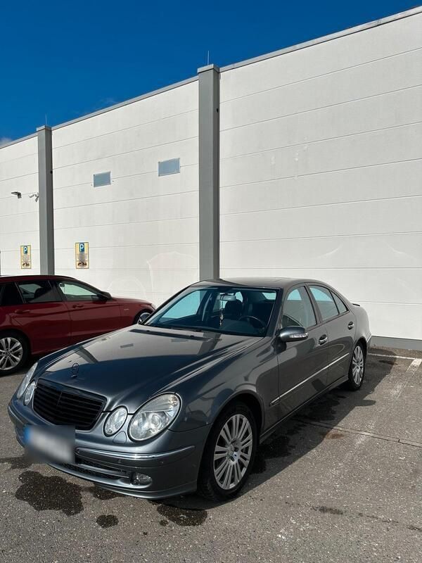 Grau Gebraucht 2005 Mercedes E200 Limousine | 12.500 € - Bild 1/4