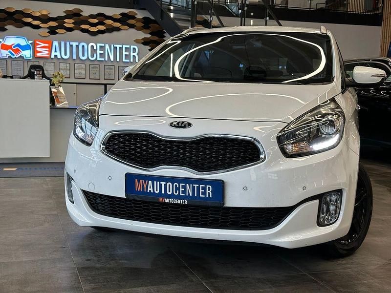 Weiß Gebraucht 2016 Kia Carens Van / Kleinbus | 10.290 € (Fairer Preis) - Bild 1/4