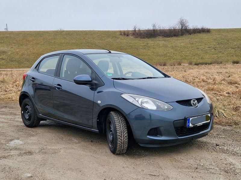 Grau Gebraucht 2008 Mazda 2 Independence Limousine | 3.599 € (Fairer Preis) - Bild 1/4