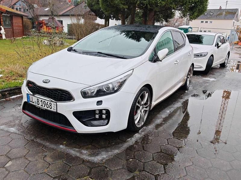 Weiß Gebraucht 2015 Kia Ceed GT-Track Kleinwagen | 10.600 € (Guter Preis) - Bild 1/4
