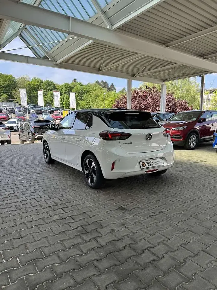 Gebraucht Opel Corsa-e Edition 100 kW (136 PS) 2022 Jade weiss/arktis weiss Kleinwagen