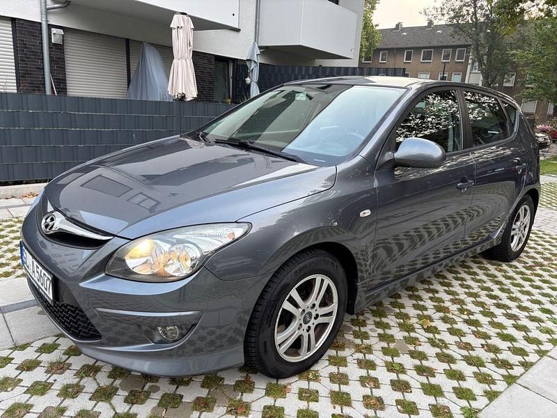Grau Gebraucht 2010 Hyundai i30 Edition Limousine | 2.800 € (Fairer Preis) - Bild 1/4