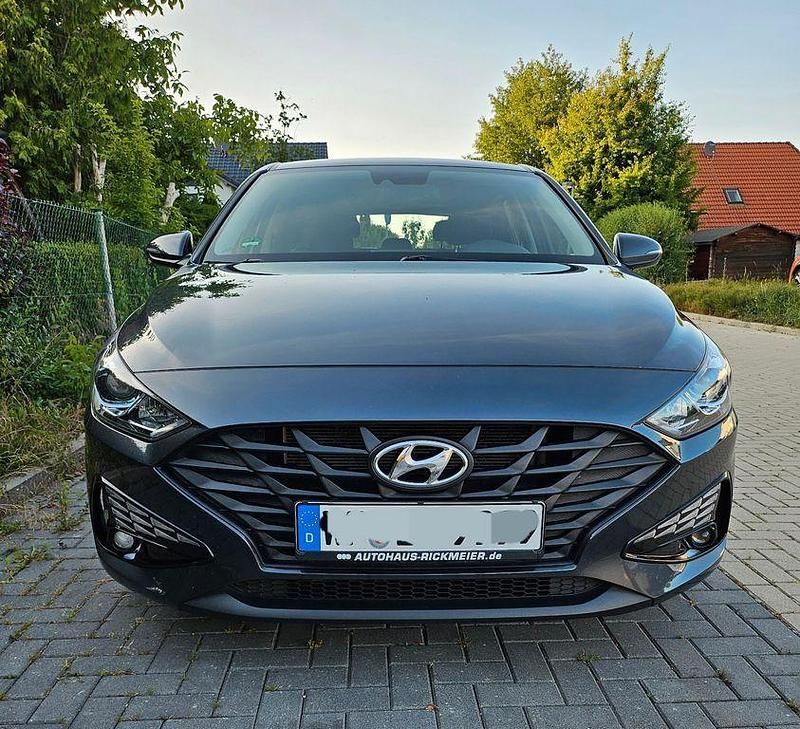 Grau Gebraucht 2021 Hyundai i30 Select Limousine | 14.500 € (Superpreis) - Bild 1/4