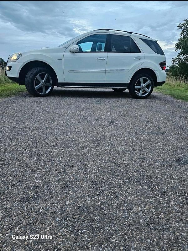 Weiß Gebraucht 2008 Mercedes ML320 Edition SUV | 8.599 € - Bild 1/2