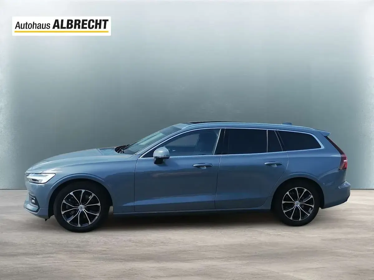 Gebraucht Volvo V60 Momentum 163 PS (119 kW) 2022 Thunder grey / metallic Kombi