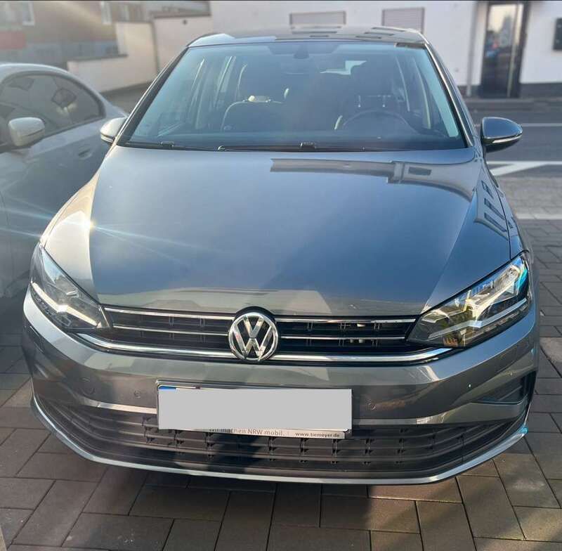 Grau Gebraucht 2018 VW Golf Sportsvan Trendline Van / Kleinbus | 13.480 € (Fairer Preis) - Bild 1/4