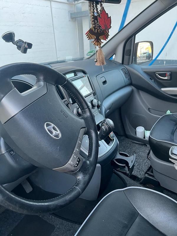 Gebraucht Hyundai H-1 170 PS (125 kW) 2013 Grau Van / Kleinbus