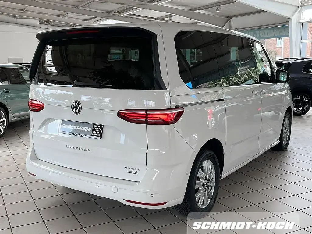 Gebraucht VW Multivan Life 150 PS (110 kW) 2023 Candyweiß (weiß) Van / Kleinbus