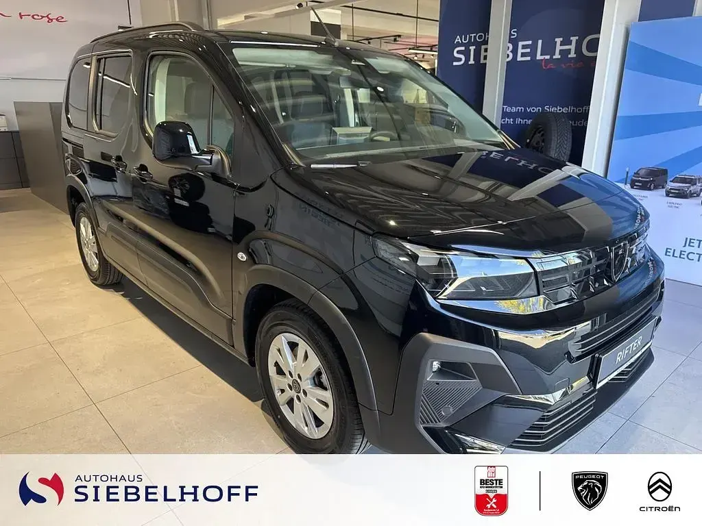 Neu Peugeot Rifter Allure 102 PS (75 kW) 2026 Perla nera schwarz Van / Kleinbus