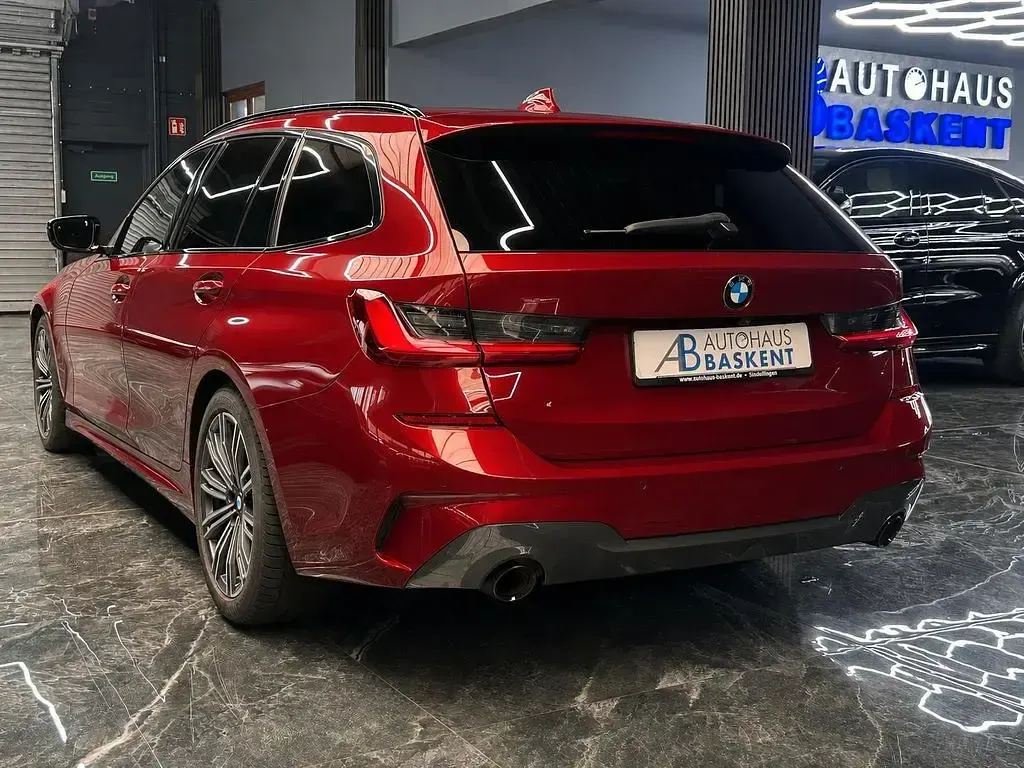 Gebraucht BMW 330 M Sport 258 PS (189 kW) 2022 Rot Kombi