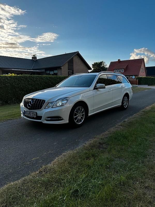Weiß Gebraucht 2012 Mercedes E220 Kombi | 11.900 € (Fairer Preis) - Bild 1/4