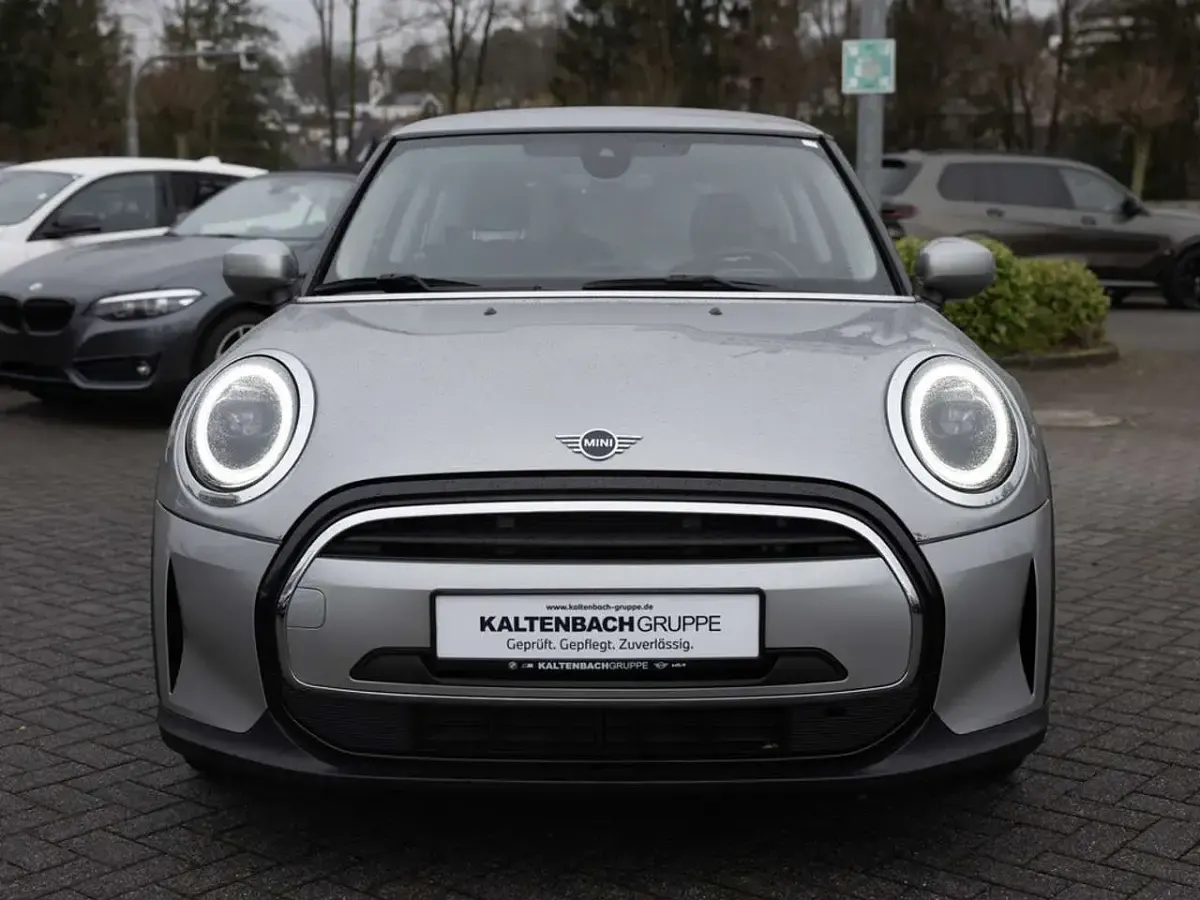 Używany Mini Cooper Essential 136 KM (100 kW) 2024 Srebrny Hatchback