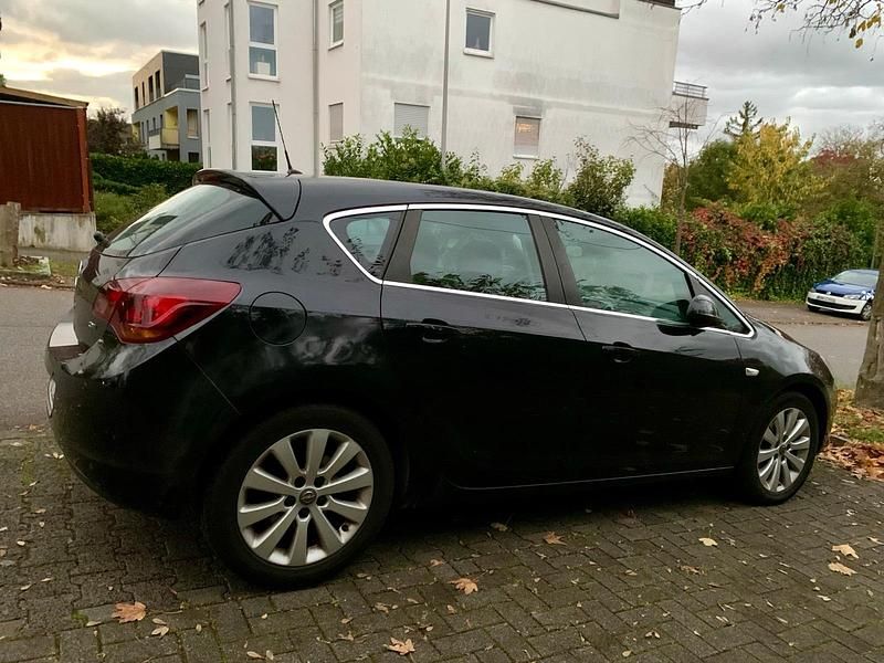 Gebraucht Opel Astra 110 PS (80 kW) 2010 Schwarz Limousine