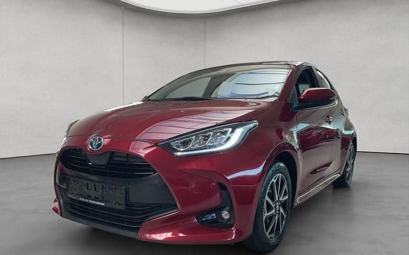 Rot Gebraucht 2021 Toyota Yaris Hybrid Club Limousine | 18.450 € (Fairer Preis) - Bild 1/4