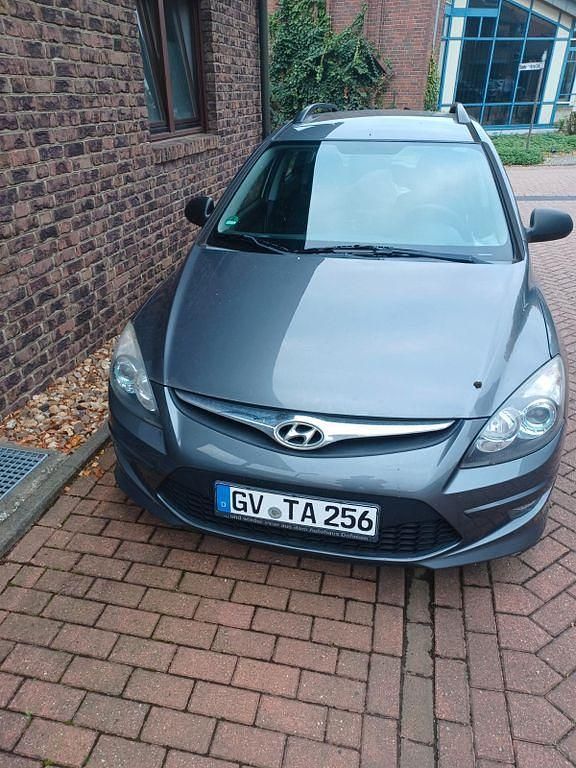 Grau Gebraucht 2011 Hyundai i30 Classic Kombi | 1.900 € (Guter Preis) - Bild 1/4