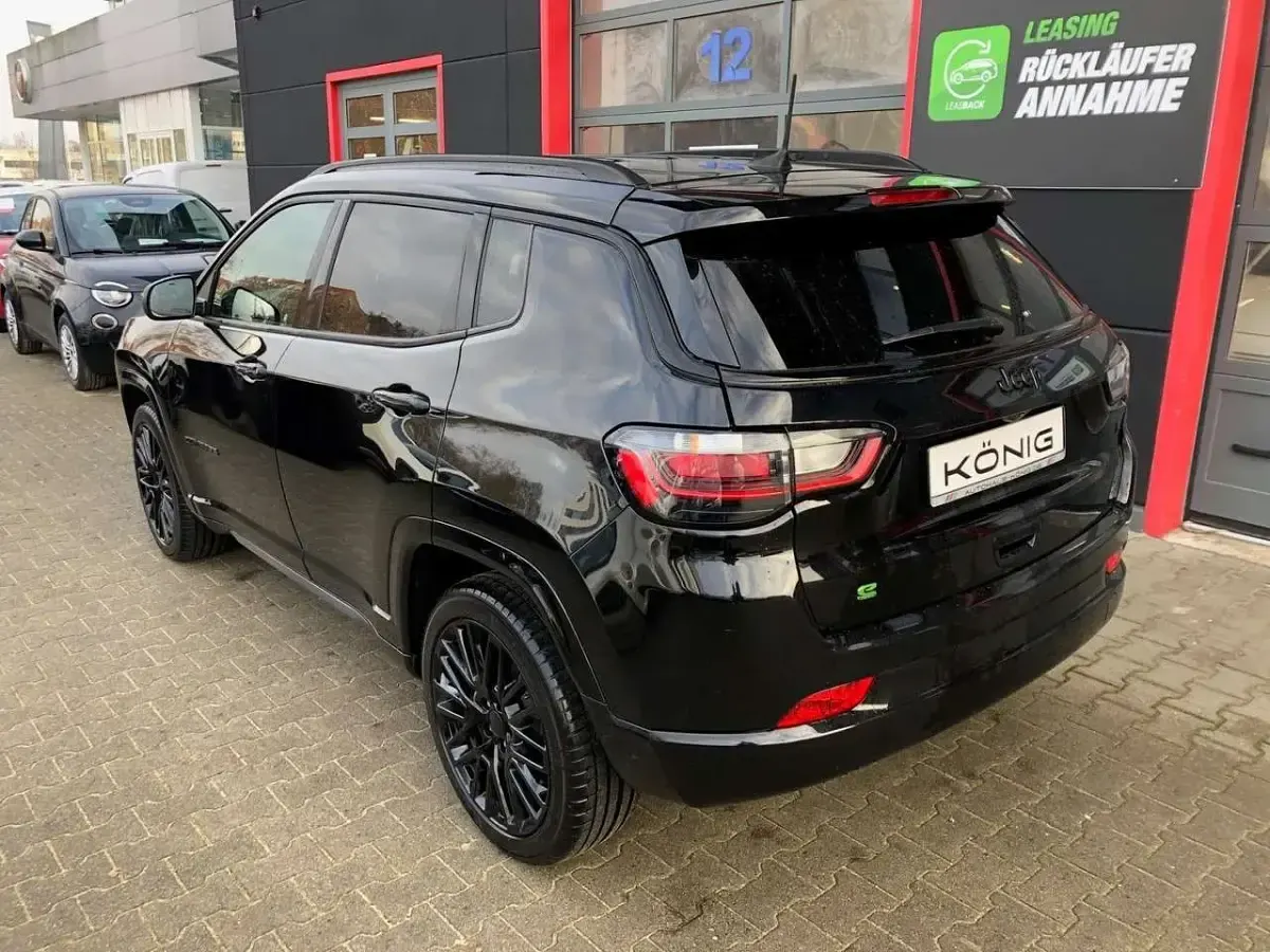 Gebraucht Jeep Compass Altitude 131 PS (96 kW) 2024 Solid black SUV