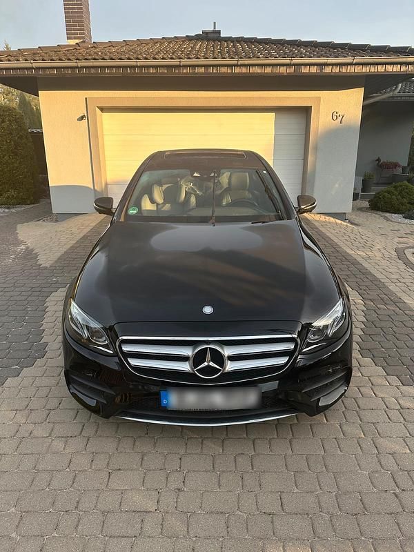 Gebraucht 2016 Mercedes E220 AMG line Limousine | 24.000 € (Teuer) - Bild 1/3