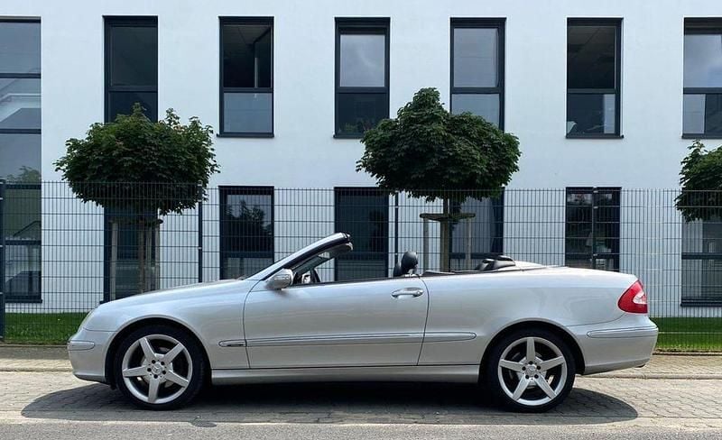 Silber Gebraucht 2004 Mercedes CLK320 Avantgarde Cabrio | 8.490 € (Fairer Preis) - Bild 1/4