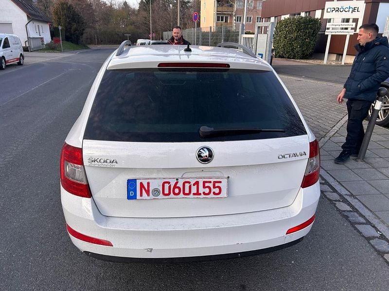 Gebraucht Skoda Octavia Ambition 150 PS (110 kW) 2014 Weiß Kleinwagen