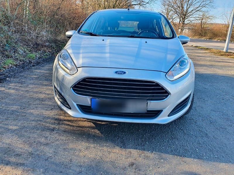 Gebraucht Ford Fiesta Celebration 80 PS (58 kW) 2015 Silber Kleinwagen