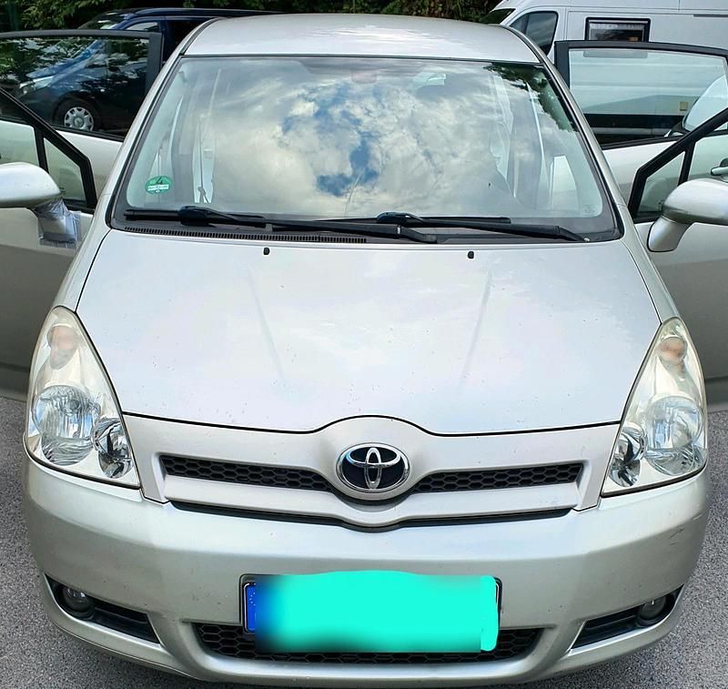 Silber Gebraucht 2006 Toyota Corolla Verso Van / Kleinbus | 2.300 € (Fairer Preis) - Bild 1/4