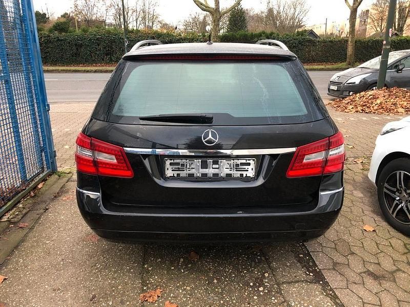 Gebraucht Mercedes E220 170 PS (125 kW) 2011 Schwarz Kombi
