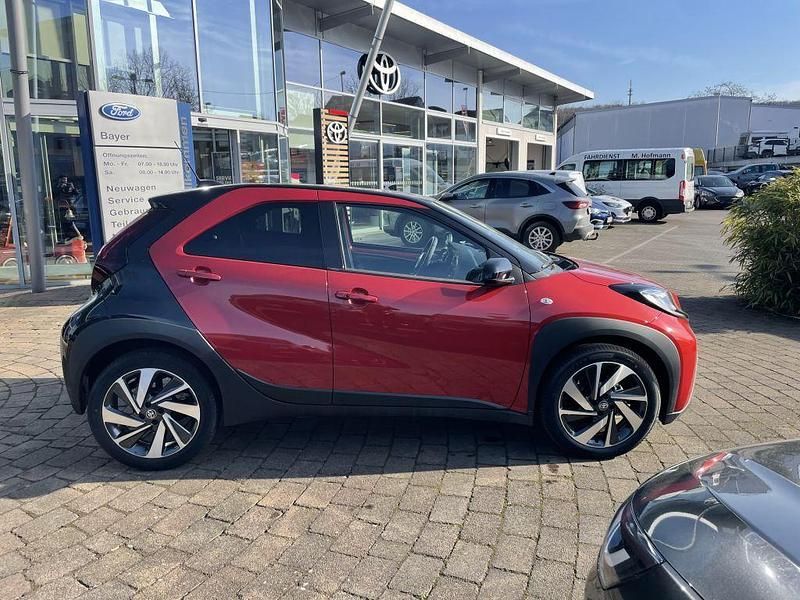 Neu Toyota Aygo X X-plore 72 PS (52 kW) 2025 Chili red perleffekt/dach myst SUV