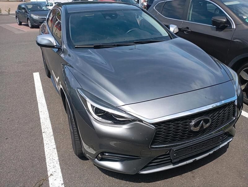 Braun Gebraucht 2018 Infiniti Q30 Kleinwagen | 9.500 € (Superpreis) - Bild 1/4