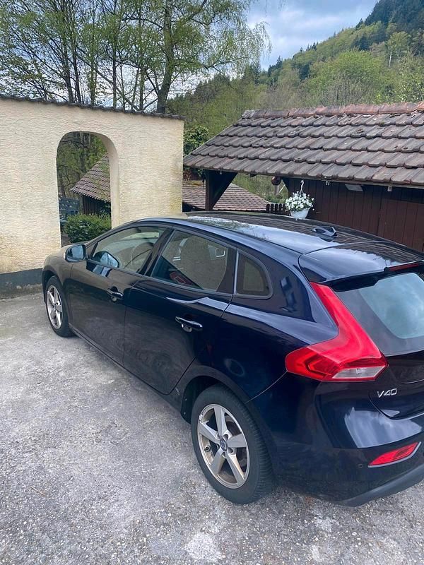 Gebraucht Volvo V40 120 PS (88 kW) 2016 Blau Limousine