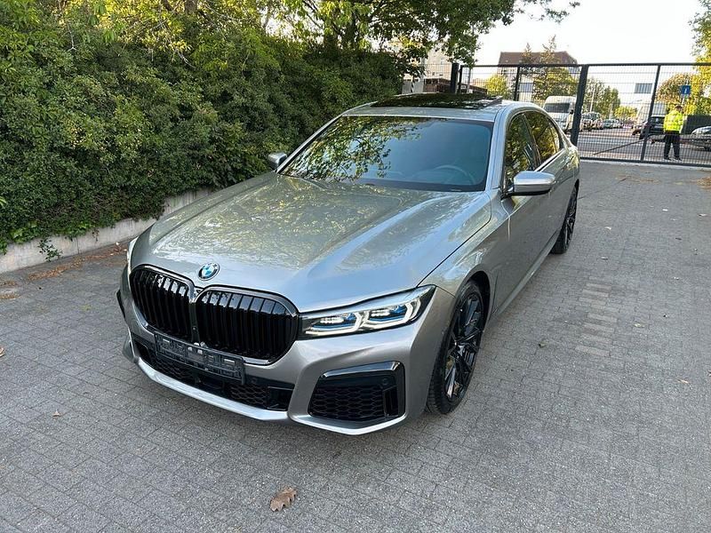 Grau Gebraucht 2022 BMW 740L M Sport Limousine | 68.999 € (Etwas zu teuer) - Bild 1/4