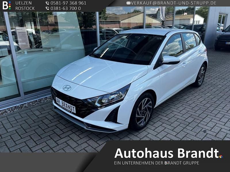 Weiss Gebraucht 2024 Hyundai i20 Trend Kleinwagen | 15.990 € (Superpreis) - Bild 1/4
