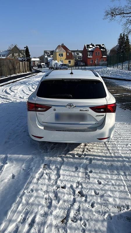 Gebraucht Toyota Avensis Comfort 147 PS (108 kW) 2016 Weiß Kombi
