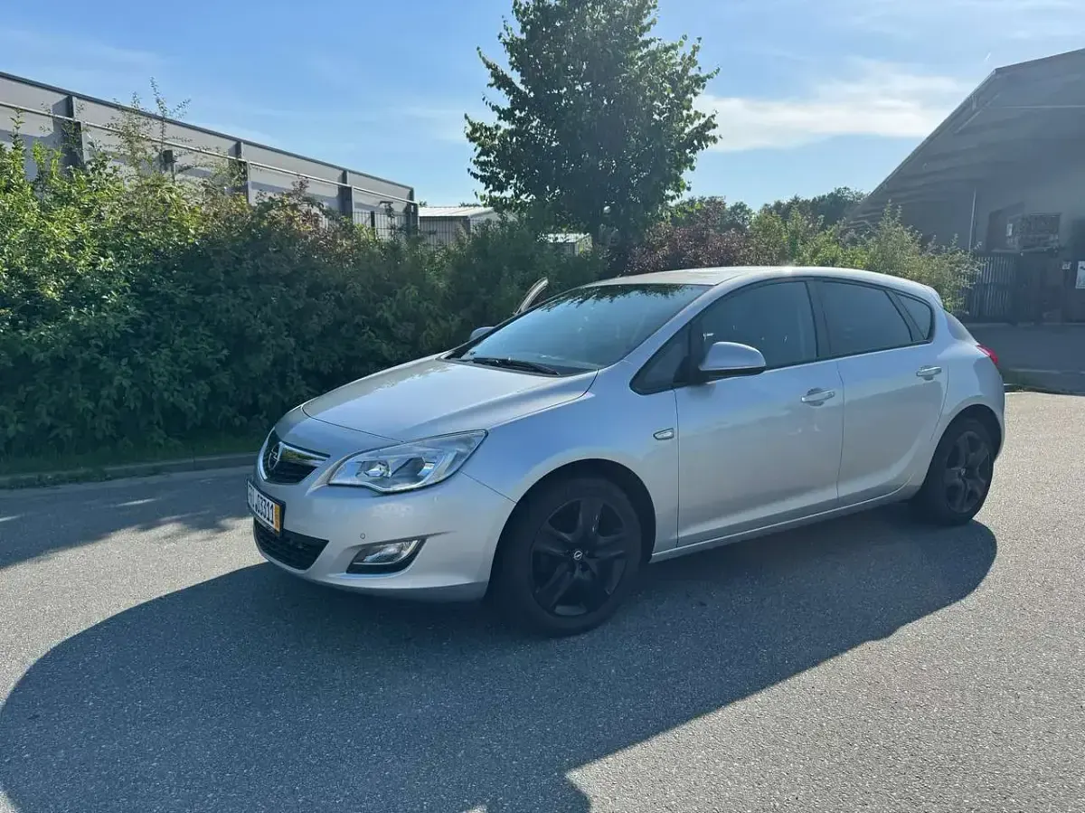 Gebraucht Opel Astra Sport 140 PS (102 kW) 2012 Silber Limousine