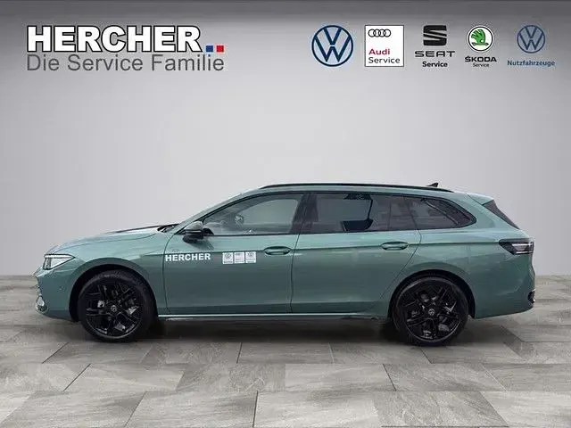 Gebraucht VW Passat R-line 150 PS (110 kW) 2025 Grün Kombi