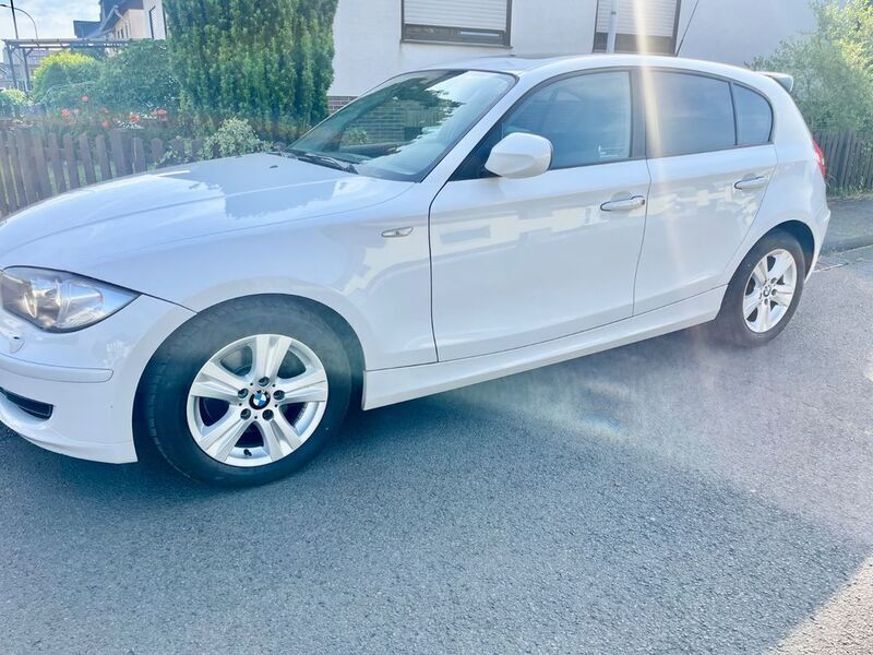 Weiß Gebraucht 2010 BMW 120 Lifestyle Kleinwagen | 7.700 € (Fairer Preis) - Bild 1/4