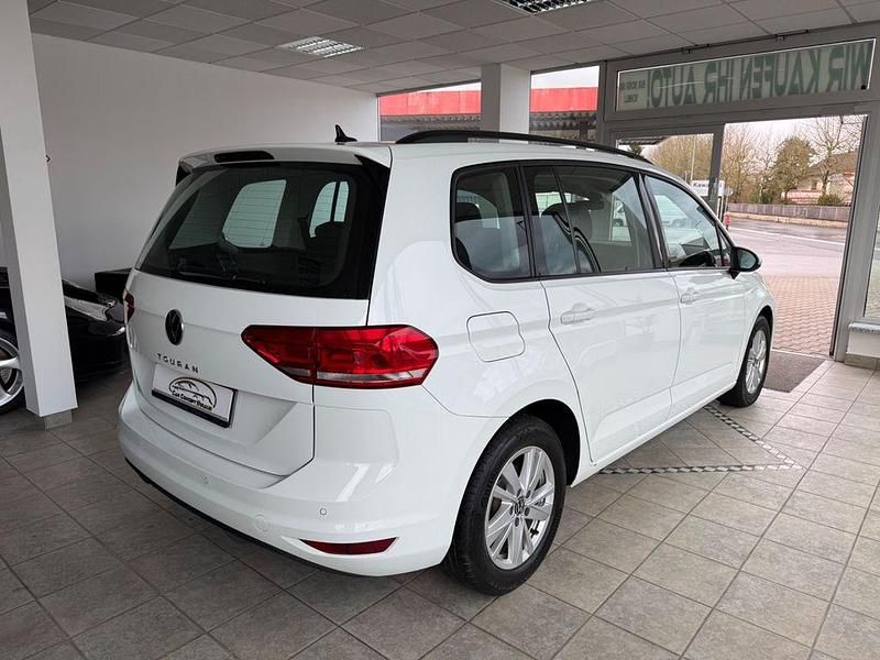 Gebraucht VW Touran Comfortline 122 PS (89 kW) 2023 Weiß Van / Kleinbus