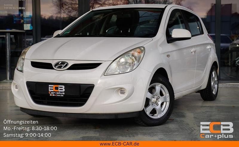 Weiß Gebraucht 2011 Hyundai i20 Classic Limousine | 3.490 € (Teuer) - Bild 1/4