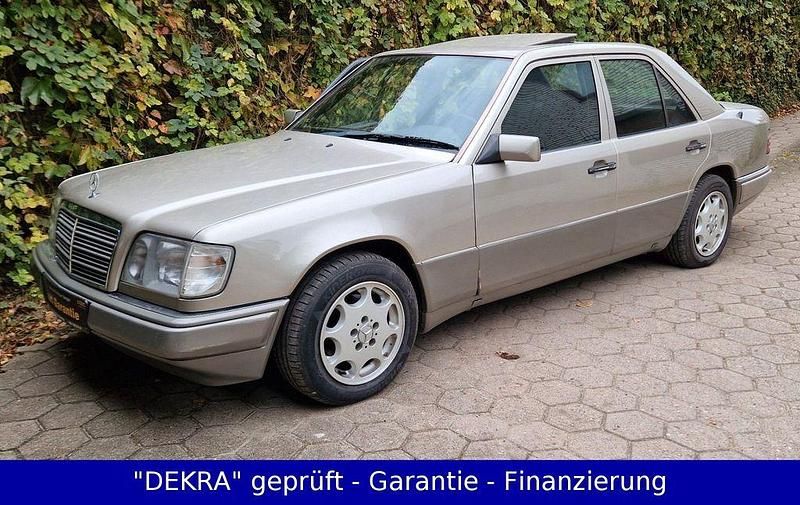 Bronzemetallic Gebraucht 1993 Mercedes E220 Limousine | 7.900 € - Bild 1/4