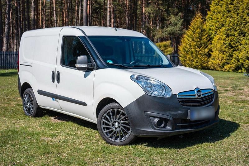 Second-hand Opel Combo 17 CP (12 kW) 2014 Alb Monovolum