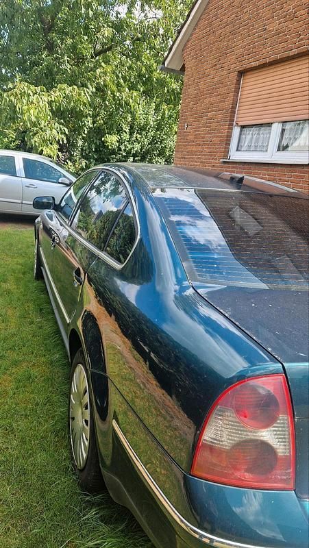 Grün Gebraucht 2001 VW Passat Limousine | 1.250 € (Guter Preis) - Bild 1/4