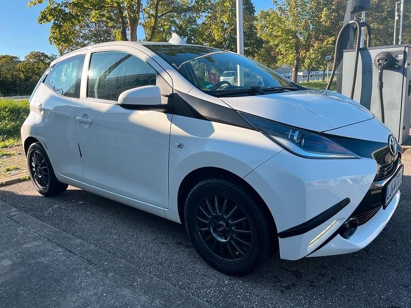 Weiß Gebraucht 2017 Toyota Aygo Kleinwagen | 7.900 € (Guter Preis) - Bild 1/4