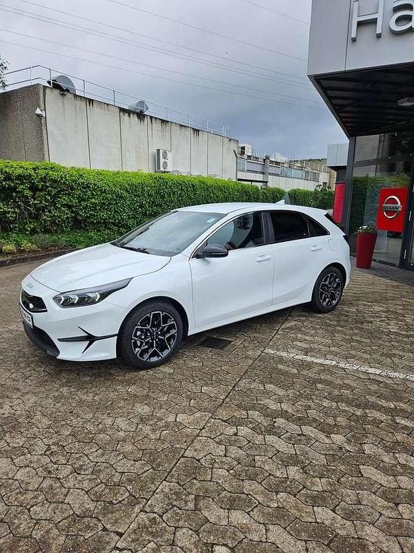 Neu Kia Ceed 140 PS (102 kW) 2025 Deluxeweiss metallic Kleinwagen