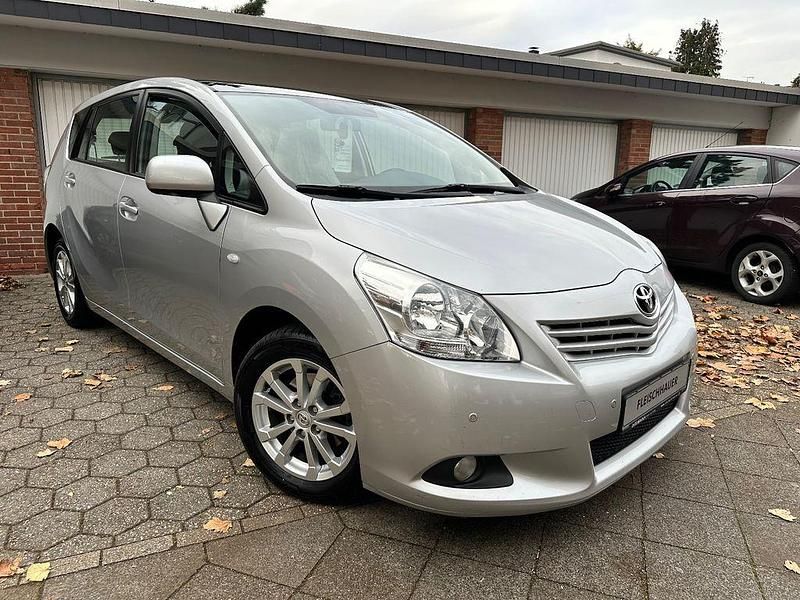Gebraucht Toyota Verso Edition 126 PS (92 kW) 2011 Silber Van / Kleinbus