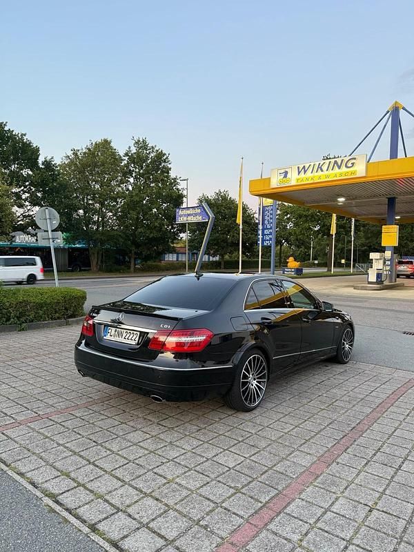 Gebraucht Mercedes E300 231 PS (169 kW) 2012 Schwarz Limousine