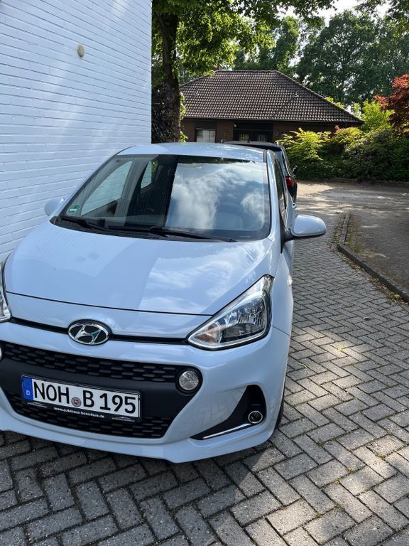 Grau Gebraucht 2019 Hyundai i10 Kleinwagen | 9.500 € (Superpreis) - Bild 1/4
