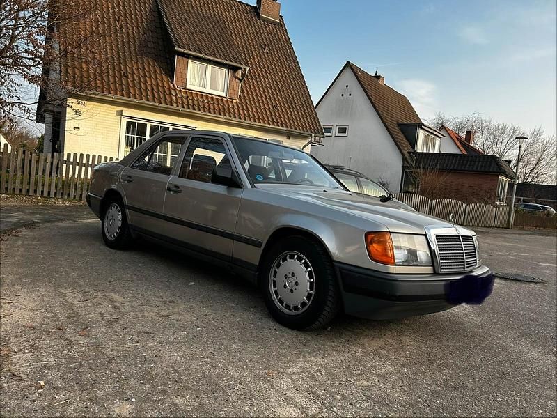 Gebraucht Mercedes E200 118 PS (86 kW) 1989 Silber Limousine