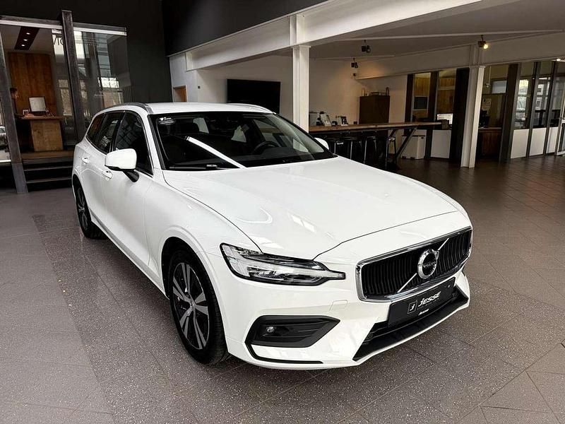 Gebraucht Volvo V60 Momentum 197 PS (144 kW) 2020 Ice white, solid / solid Kombi