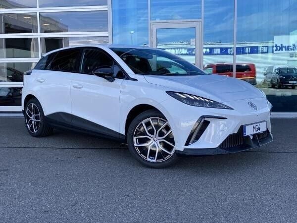 Weiß (dover white (wsb)) Neu 2024 MG MG4 EV Luxury Kleinwagen | 41.990 € (Fairer Preis) - Bild 1/3